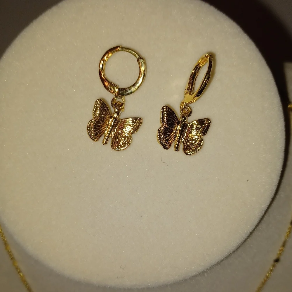 Elegant Gold Plated Butterfly Pendant Necklace And Earrings Match Set. - Picture 2 of 4